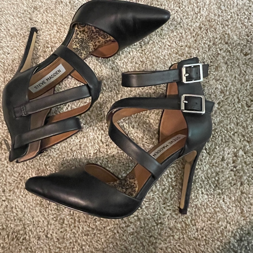 Steve Madden Black leather heel, size 6